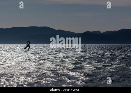 Vista di un turista che si diverte a fare surf in aliscafo presso la spiaggia di Mylopotas a iOS in Grecia Foto Stock