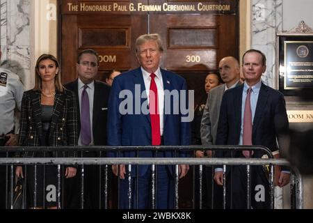 L'ex presidente Donald Trump parla alla stampa prima di chiudere gli argomenti al suo processo per frode civile alla Corte Suprema di Stato a New York l'11 gennaio 2024. (Foto di Lev Radin/Sipa USA) Foto Stock