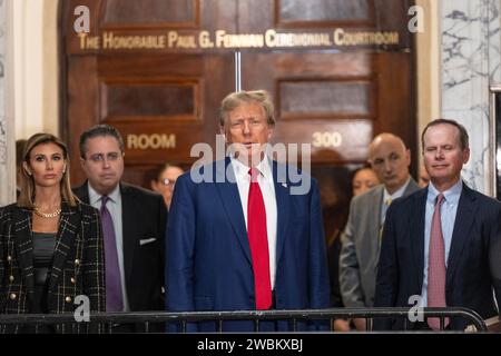 L'ex presidente Donald Trump parla alla stampa prima di chiudere gli argomenti al suo processo per frode civile alla Corte Suprema di Stato a New York l'11 gennaio 2024. (Foto di Lev Radin/Sipa USA) Foto Stock