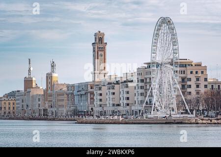 Panorama di Bari, Puglia o Puglia, Italia meridionale con Mar Mediterraneo, lampioni, ruota panoramica e architettura fascista sul lungomare promena Foto Stock