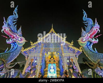 Viharn e draghi al tempio Wat Rong Suea Ten Blue, Chiang Rai, Thailandia Foto Stock