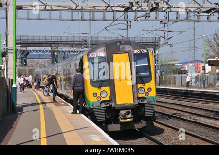 I passeggeri attendono la Guardia per aprire le porte di un Euston a Crewe, fermando il servizio presso la stazione di Rugeley Trent Valley, aprile 2019 Foto Stock