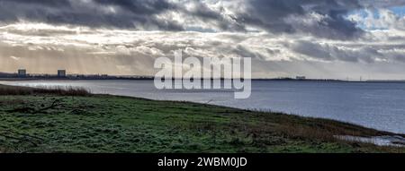 Vista del fiume Severn dai Sharpness Docks, con le centrali nucleari di Berkeley e Oldbury Magnox dismesse e i ponti di Severn Crossing, Foto Stock