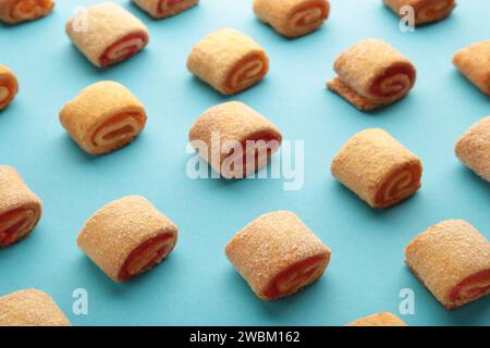 Biscotti fatti in casa, mini panini con marmellata di albicocche su sfondo blu. Foto Stock