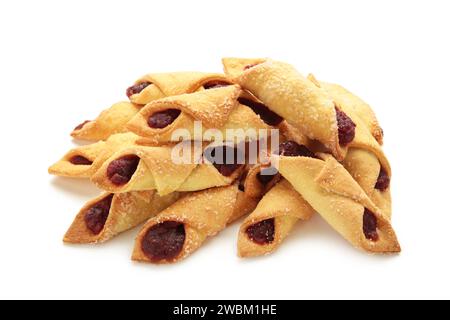 Gustosi bagel con marmellata di fragole isolate su sfondo bianco. Biscotti fatti in casa. Vista dall'alto Foto Stock