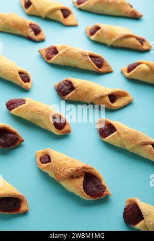 Gustosi bagel con marmellata di fragole su sfondo blu. Vista dall'alto Foto Stock