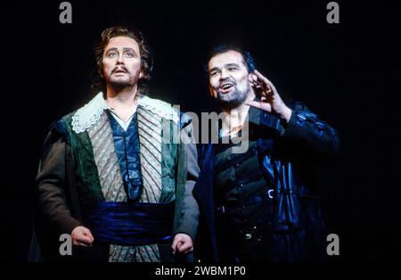 l-r: Rene Kollo (Max), Hartmut Welker (Caspar) in DER FREISCHUTZ alla Royal Opera, Covent Garden, Londra WC2 18/12/1989 musica: Carl Maria von Weber libretto: Johann Friedrich Kind direttore: Colin Davis scenografia e proiezione: Gunther Schneider-Siemssen costumi: Aliute Meczies illuminazione: William Bundy direttore: Gotz Friedrich Foto Stock