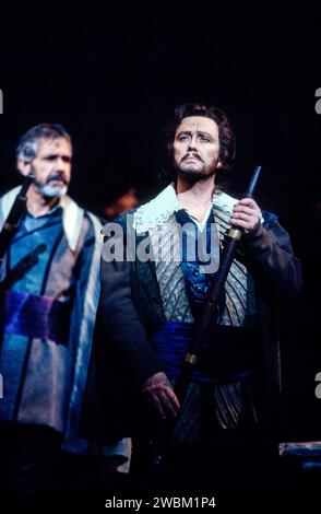 l-r: Rodney Macann (Cuno), Rene Kollo (Max) in DER FREISCHUTZ alla Royal Opera, Covent Garden, Londra WC2 18/12/1989 musica: Carl Maria von Weber libretto: Johann Friedrich Kind direttore: Colin Davis scenografia e proiezione: Gunther Schneider-Siemssen costumi: Aliute Meczies illuminazione: William Bundy direttore: Gotz Friedrich Foto Stock