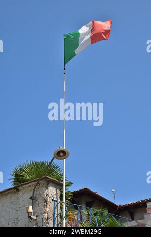 Bandiera italiana che sventola sull'Isola dei pescatori, sul Lago maggiore, Italia. Foto Stock