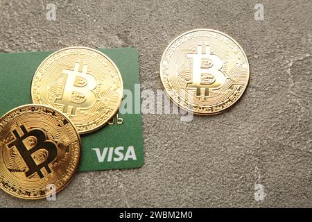 Criptovaluta bitcoin con carta di credito Visa. Visa - multinazionale americana che fornisce servizi di operazioni di pagamento. Nikilaev, Ucraina - Febr Foto Stock