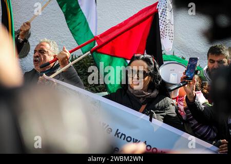 11 gennaio 2024: Tunisi, Tunisia. 11 gennaio 2024. I manifestanti pro-palestinesi sollevano bandiere e striscioni palestinesi fuori dall'ambasciata del Sudafrica a Tunisi. La manifestazione ha coinciso con la presentazione da parte del Sudafrica di una causa per genocidio contro Israele presso la Corte internazionale di giustizia dell'Aia. Il Sudafrica accusa Israele di aver compiuto un genocidio a Gaza dal 7 ottobre (immagine di credito: © Hasan mrad/IMAGESLIVE via ZUMA Press Wire) SOLO PER USO EDITORIALE! Non per USO commerciale! Foto Stock