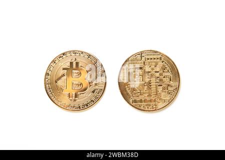 Primo piano su due lati di un bitcoin con simbolo BIT isolato su sfondo bianco. Lati testa e coda. Background cripto-valuta per denaro virtuale. In alto Foto Stock