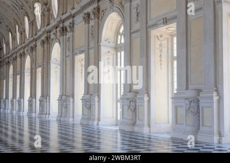 Venaria reale, Italia - 16 luglio 2023: Galleria di lusso prospettiva, marmo decorativo, interno, nessuno, Palazzo reale. Destinazione di viaggio in Italia. Foto Stock
