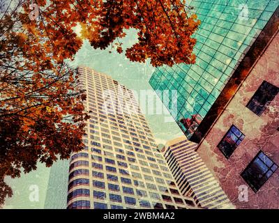 Riprese dall'angolo basso negli iconici skyline di Seattle in una serata autunnale. Foto Stock