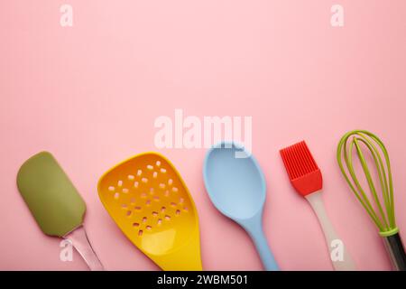 diversi utensili da cucina con vista dall'alto su sfondo rosa. Elettrodomestici da cucina. Foto Stock