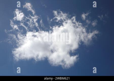 Nuvola bianca che si separa in Blue Sky Foto Stock