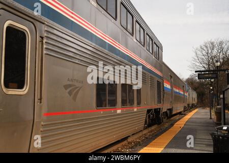 Il treno Amtrak Capitol Limited in viaggio da Chicago a DC, passando attraverso la stazione ferroviaria di Gaithersburg, Maryland. Foto Stock