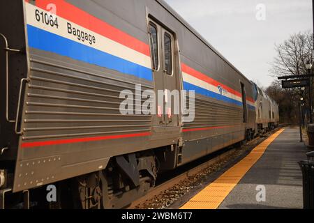 Il treno Amtrak Capitol Limited in viaggio da Chicago a DC, passando attraverso la stazione ferroviaria di Gaithersburg, Maryland. Foto Stock