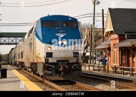 Il treno Amtrak Capitol Limited in viaggio da Chicago a DC, passando attraverso la stazione ferroviaria di Gaithersburg, Maryland. Foto Stock