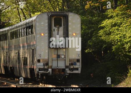 Il treno della Amtrak Capitol Limited si dirige da DC a Chicago, passando attraverso la stazione ferroviaria di Washington Grove a Gaithersburg, Maryland. Foto Stock