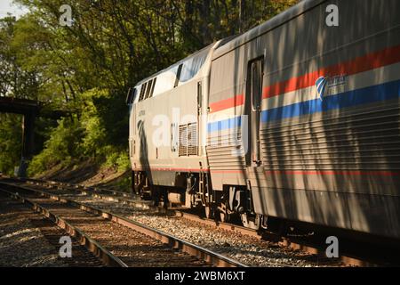 Il treno della Amtrak Capitol Limited si dirige da DC a Chicago, passando attraverso la stazione ferroviaria di Washington Grove a Gaithersburg, Maryland. Foto Stock