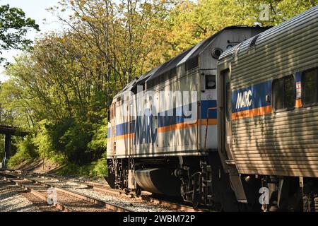 "Gaithersburg, MD - USA - 04-23-2023: Ecco una foto di un treno MP36H MARC che si trova nella stazione ferroviaria di Washington Grove." Foto Stock