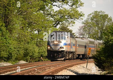"Gaithersburg, MD - USA - 04-23-2023: Ecco una foto di un treno MP36H MARC che si trova nella stazione ferroviaria di Washington Grove." Foto Stock