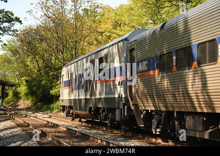 "Gaithersburg, MD - USA - 04-23-2023: Ecco una foto di un treno Siemens Charger SC44 MARC che si trova nella stazione ferroviaria di Washington Grove." Foto Stock