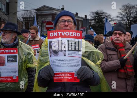 L'Aia, Olanda meridionale, Paesi Bassi. 11 gennaio 2024. I manifestanti israeliani hanno segnali di israeliani sequestrati. L'11 gennaio 2024, attivisti pro-Israele e pro-Palestina hanno manifestato dinanzi alla Corte internazionale di giustizia dell'Aia. All'interno della Corte, il Sudafrica ha sostenuto che Israele sta commettendo un genocidio contro il popolo palestinese. (Immagine di credito: © James Petermeier/ZUMA Press Wire) SOLO USO EDITORIALE! Non per USO commerciale! Foto Stock