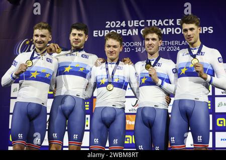 APELDOORN - Team Gran Bretagna Daniel Bigham, Ethan Hayter, Ethan Vernon e Oliver Wood sul podio dopo aver vinto la finale di inseguimento a squadre maschile nella seconda giornata dei Campionati europei di ciclismo su pista nell'Apeldoorn Omnisportcentrum. ANP VINCENT JANNINK Foto Stock