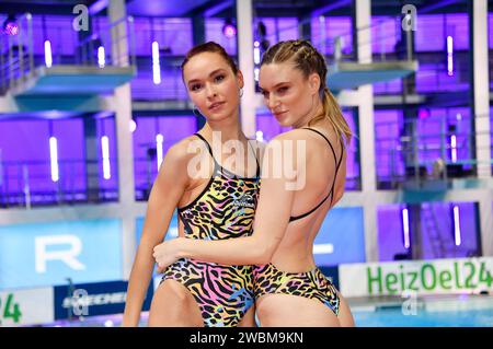 Jacqueline Wruck und Kim Hnizdo beim Photocall zur Fernsehshow RTL Turmspringen aus der Schwimm- und Sprunghalle im Europasportpark Berlin. Berlin, 11.01.2024 *** Jacqueline Wruck e Kim Hnizdo alla photocall per lo show televisivo RTL Turmspringen dalla sala nuoto e immersioni nell'Europasportpark Berlin Berlin, 11 01 2024 foto:Xn.xKubelkax/xFuturexImagex turmspringen 4120 Foto Stock