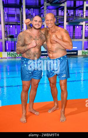 Nico Legat und Thorsten Legat beim Photocall zur Fernsehshow RTL Turmspringen aus der Schwimm- und Sprunghalle im Europasportpark Berlin. Berlin, 11.01.2024 *** Nico Legat e Thorsten Legat alla photocall per lo show televisivo RTL Turmspringen dalla sala nuoto e immersioni nell'Europasportpark Berlin Berlin, 11 01 2024 foto:Xn.xKubelkax/xFuturexImagex turmspringen 4164 Foto Stock