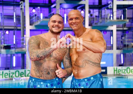 Nico Legat und Thorsten Legat beim Photocall zur Fernsehshow RTL Turmspringen aus der Schwimm- und Sprunghalle im Europasportpark Berlin. Berlin, 11.01.2024 *** Nico Legat e Thorsten Legat alla photocall per lo show televisivo RTL Turmspringen dalla sala nuoto e immersioni nell'Europasportpark Berlin Berlin, 11 01 2024 foto:Xn.xKubelkax/xFuturexImagex turmspringen 4166 Foto Stock