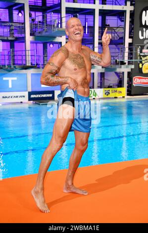 Thorsten Legat beim Photocall zur Fernsehshow RTL Turmspringen aus der Schwimm- und Sprunghalle im Europasportpark Berlin. Berlin, 11.01.2024 *** Thorsten Legat al photocall per lo show televisivo RTL Turmspringen dalla sala nuoto e immersioni nell'Europasportpark Berlin Berlin Berlin, 11 01 2024 foto:Xn.xKubelkax/xFuturexImagex turmspringen 4168 Foto Stock