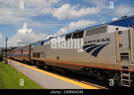 La Amtrak Capitol Limited P030 attraversa la stazione ferroviaria di Gaithersburg, Maryland, e da Chicago a Washington DC. Foto Stock