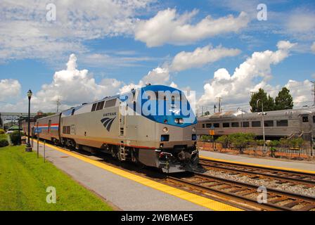 La Amtrak Capitol Limited P030 attraversa la stazione ferroviaria di Gaithersburg, Maryland, e da Chicago a Washington DC. Foto Stock
