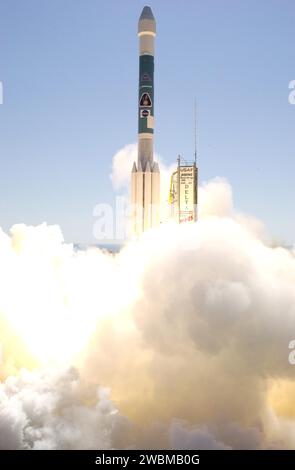 Il razzo Boeing Delta II lancia la navicella Mars Odyssey dal complesso di lancio 17-A, iniziando il suo viaggio di sette mesi su Marte per mappare la geologia superficiale e rilevare segni d'acqua, utilizzando strumenti costruiti dalla Lockheed Martin per il JPL. Foto Stock