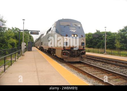 Una foto della Amtrak Capitol Limited che attraversa la stazione Metropolitan Grove di Gaithersburg, Maryland, diretta da Chicago a DC. Foto Stock