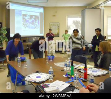 Insegnanti delle scuole medie provenienti da tutta la Louisiana partecipano a un'attività pratica durante un workshop di sviluppo professionale presso la Louisiana State University di Baton Rouge il 22 gennaio 2011. Cinquantacinque insegnanti hanno partecipato al workshop, che è stato ospitato dal Stennis Education Office. Durante il workshop, gli specialisti di Stennis hanno presentato attività pratiche di apprendimento basato sui problemi e attività basate sulla tecnologia che gli insegnanti possono utilizzare nelle loro classi per promuovere l'interesse in aree di scienza, tecnologia, ingegneria e matematica. Foto Stock