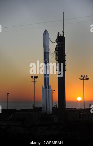 Un razzo Delta II della United Launch Alliance presso lo Space Launch Complex-2 della Vandenberg Air Force base è pronto per lanciare la navicella NPP. NPP porta nuovi sensori per il Joint Polar satellite System, che fungono da ponte tra i satelliti del Earth Observing System della NASA e le future missioni JPSS, testando tecnologie e strumenti per il programma satellitare. Foto Stock