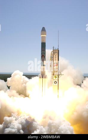 Il razzo Boeing Delta II lancia Mars Odyssey dal complesso di lancio 17-A a Cape Canaveral, iniziando il suo viaggio di sette mesi per mappare le caratteristiche della superficie marziana e supportare future missioni di esplorazione. Foto Stock
