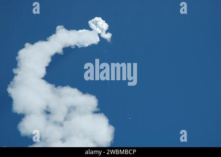 Il razzo Boeing Delta II lancia la navicella Swift della NASA da Cape Canaveral, Florida, il 20 novembre. Dopo il decollo, i Solid Rocket Booster cadono nell'Oceano Atlantico. Swift è un osservatorio a più lunghezze d'onda progettato per studiare i burst di raggi gamma e i relativi effetti di luce utilizzando raggi gamma, raggi X, ultravioletti e strumenti ottici. Foto Stock