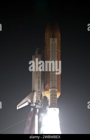 STS128-S-031 (28 agosto 2009) --- contro un cielo notturno nero, lo Space Shuttle Discovery e i suoi sette membri dell'equipaggio STS-128 si dirigono verso l'orbita terrestre e si incontrano con la stazione spaziale Internazionale (ISS). Il liftoff era in orario alle 23:59 p.m. (EDT) del 28 agosto 2009 dalla rampa di lancio 39A del Kennedy Space Center della NASA. A bordo ci sono gli astronauti Rick Sturckow, comandante; Kevin Ford, pilota; John 'Danny' Olivas, l'astronauta dell'Agenzia spaziale europea Christer Fuglesang, Patrick Forrester, Jose Hernandez e Nicole Stott, tutti specialisti di missione. Stott si unirà alla Expedition 20 in corso per servire come ingegnere di volo A. Foto Stock