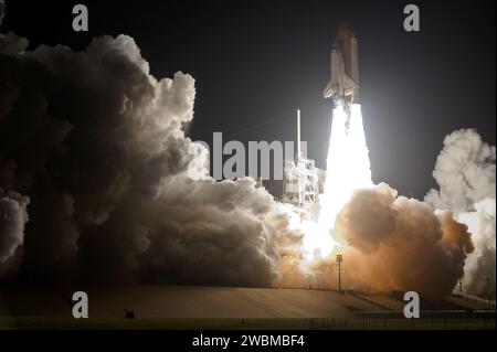 STS128-S-037 (28 agosto 2009) --- contro un cielo notturno nero, lo Space Shuttle Discovery e i suoi sette membri dell'equipaggio STS-128 si dirigono verso l'orbita terrestre e si incontrano con la stazione spaziale Internazionale (ISS). Il liftoff era in orario alle 23:59 p.m. (EDT) del 28 agosto 2009 dalla rampa di lancio 39A del Kennedy Space Center della NASA. A bordo ci sono gli astronauti Rick Sturckow, comandante; Kevin Ford, pilota; John 'Danny' Olivas, l'astronauta dell'Agenzia spaziale europea Christer Fuglesang, Patrick Forrester, Jose Hernandez e Nicole Stott, tutti specialisti di missione. Stott si unirà alla Expedition 20 in corso per servire come ingegnere di volo A. Foto Stock