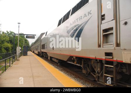Una foto della Amtrak Capitol Limited che attraversa la stazione Metropolitan Grove di Gaithersburg, Maryland, diretta da Chicago a DC. Foto Stock