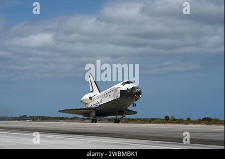 L'attrezzatura per il naso dello Space Shuttle Discovery tocca la pista 15 al Kennedy Space Center, Florida, concludendo la missione STS-133 di 13 giorni che consegna rifornimenti e Robonaut 2 alla stazione spaziale Internazionale. Foto Stock