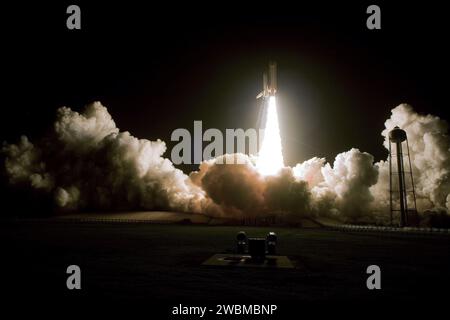 STS128-S-039 (28 agosto 2009) --- contro un cielo notturno nero, lo Space Shuttle Discovery e i suoi sette membri dell'equipaggio STS-128 si dirigono verso l'orbita terrestre e si incontrano con la stazione spaziale Internazionale (ISS). Il liftoff era in orario alle 23:59 p.m. (EDT) del 28 agosto 2009 dalla rampa di lancio 39A del Kennedy Space Center della NASA. A bordo ci sono gli astronauti Rick Sturckow, comandante; Kevin Ford, pilota; John 'Danny' Olivas, l'astronauta dell'Agenzia spaziale europea Christer Fuglesang, Patrick Forrester, Jose Hernandez e Nicole Stott, tutti specialisti di missione. Stott si unirà alla Expedition 20 in corso per servire come ingegnere di volo A. Foto Stock