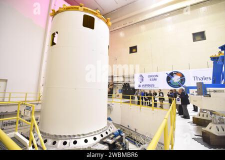 L'articolo European Service Module Structural test è stato posizionato presso il Neil A. Armstrong test Facility del NASA Glenn Research Center il 30 novembre 2015 per i test e la valutazione. Foto Stock