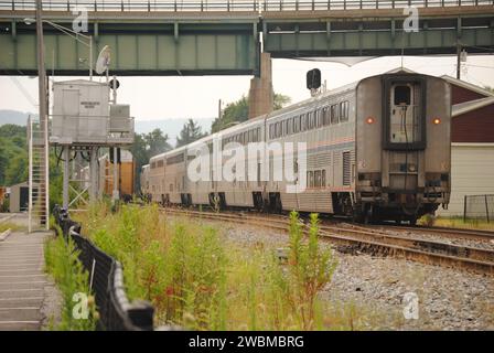 Una foto della Amtrak Capitol Limited che passa attraverso la stazione di Brunswick, Maryland, diretta da DC a Chicago. Foto Stock