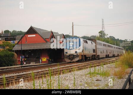 Una foto della Amtrak Capitol Limited che passa attraverso la stazione di Brunswick, Maryland, diretta da DC a Chicago. Foto Stock